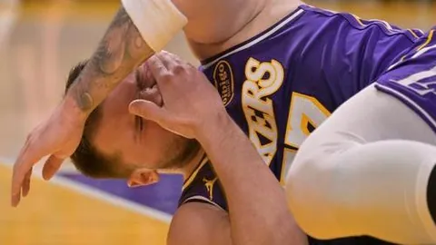 曼联前景看好：内维尔赞赏战术调整，阿莫林指挥精准！